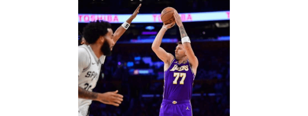 I Lakers sconfiggono di misura gli Spurs 118-116 I Lakers sconfiggono di misura gli Spurs 118-116