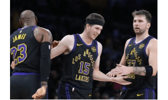 LeBron James torna dall'infortunio, i Lakers affrontano nuove sfide nell'equilibrio tra attacco e difesa
