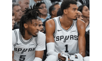 L'astro nascente degli Spurs, Stephen Castle, stabilisce il record di tripla doppia con più di 40 punti